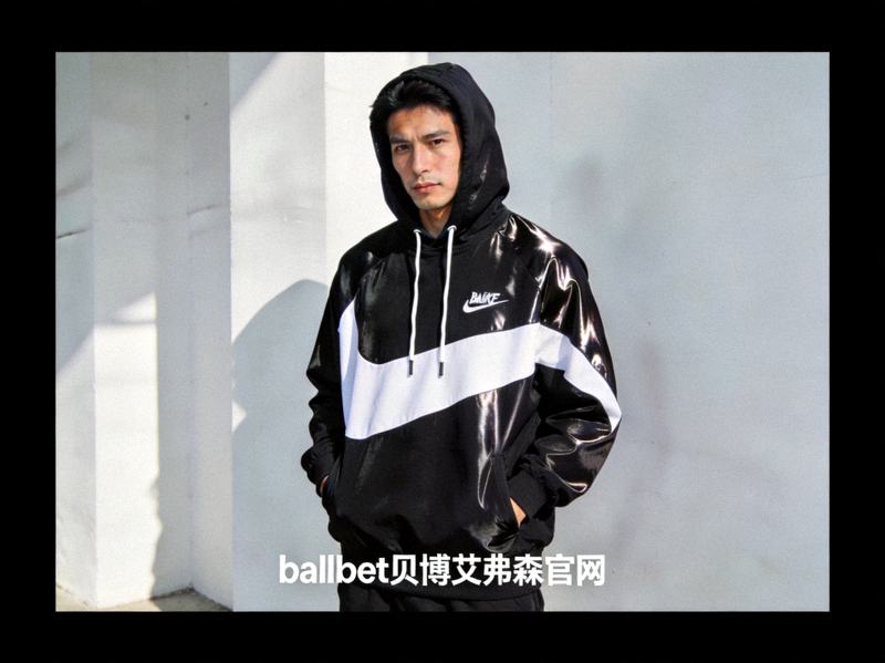 ballbet贝博艾弗森官网潮牌运动连帽卫衣模特上身效果